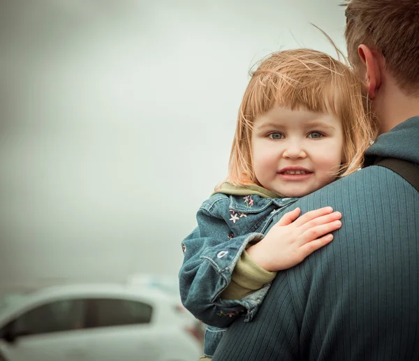 Pappa bär sin dotter — Stockfoto