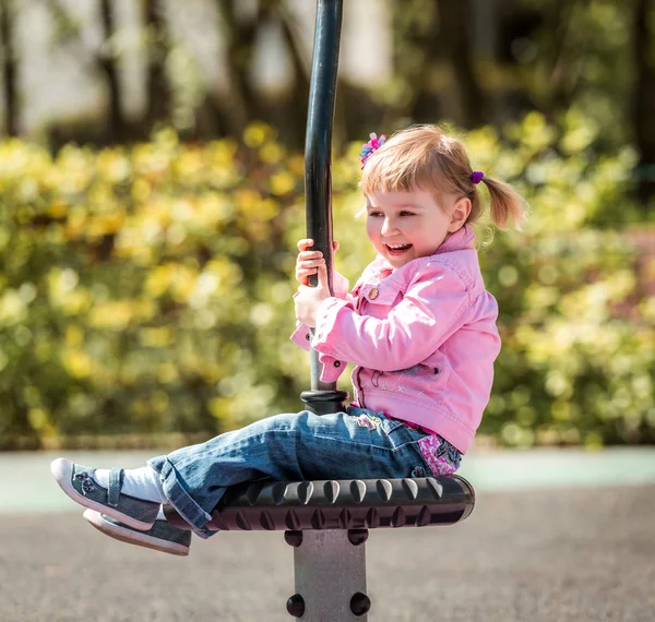 Söt liten flicka på lekplats — Stockfoto