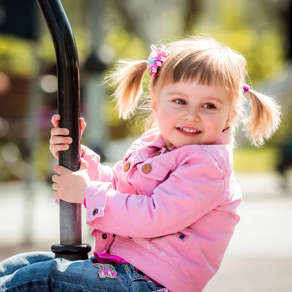 Linda niña en el patio de recreo — Foto de Stock