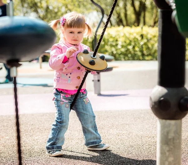 Мила маленька дівчинка на дитячому майданчику — стокове фото