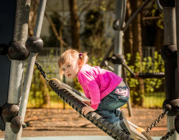 Милая маленькая девочка на детской площадке — стоковое фото