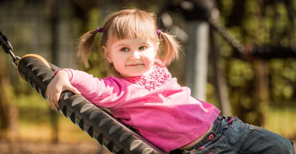 Carina bambina sul parco giochi — Foto Stock