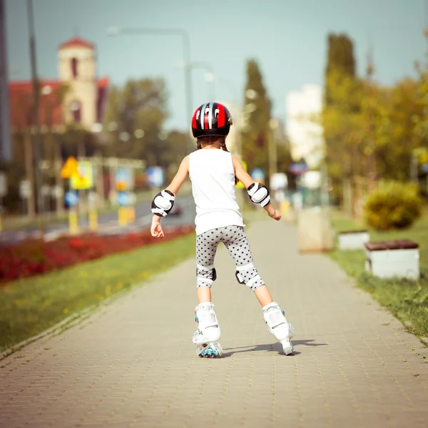 Mała dziewczynka Rollerblading — Zdjęcie stockowe