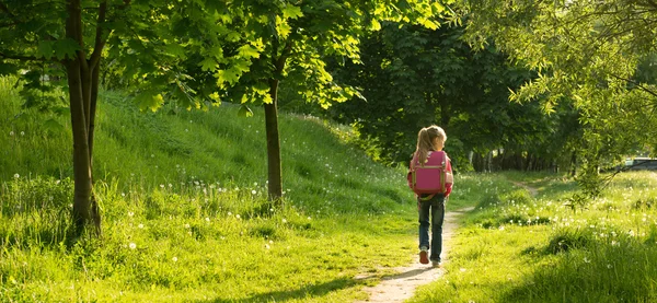 Lycklig liten flicka går i skolan — Stockfoto