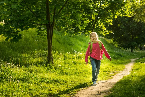 Lycklig liten flicka går i skolan — Stockfoto