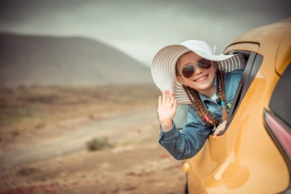 Kleines Mädchen mit Auto unterwegs — Stockfoto