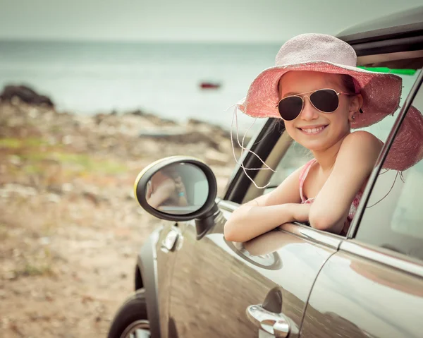 Kislány autóval utazik — Stock Fotó