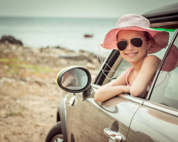 Kleines Mädchen mit Auto unterwegs — Stockfoto