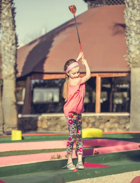 Little girl playing golf — Stock Photo, Image