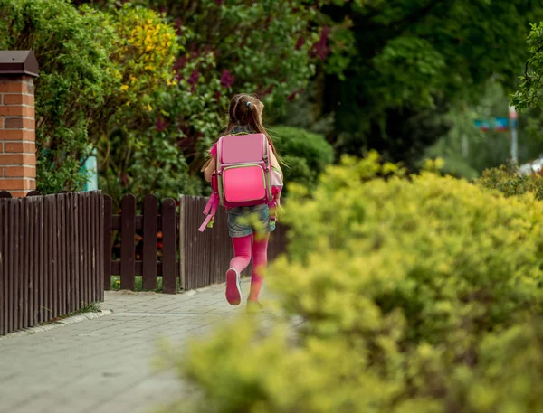 Menina correr para a escola — Fotografia de Stock