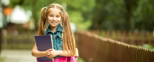 Kleines Schulmädchen mit Buch — Stockfoto