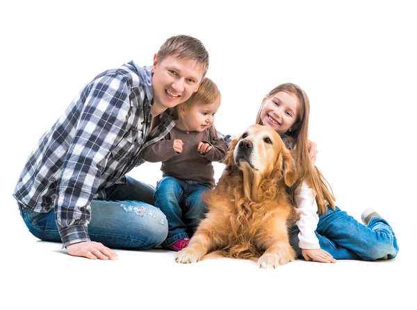 Papá y dos hijas con un perro — Foto de Stock