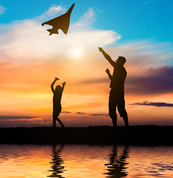 Papá e hija volando una cometa —  Fotos de Stock