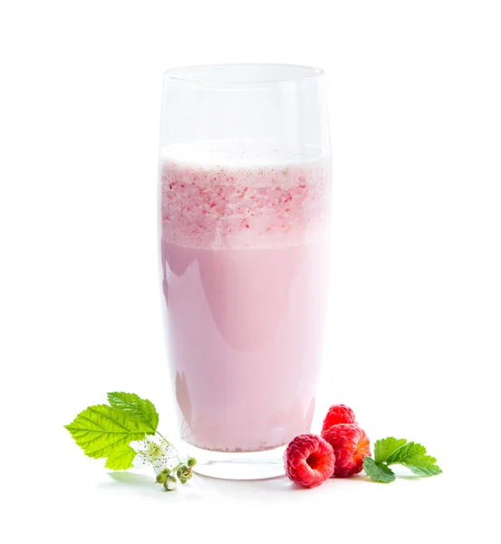 Малиновий молочний коктейль і ягоди — стокове фото