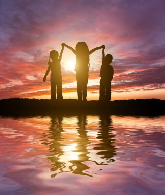 güzel gün batımı bulutlar ve çocuklar