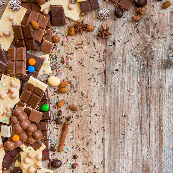 Chocolat et bonbons sur fond en bois — Photo