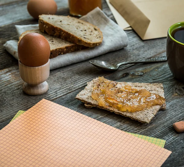 Frühstück Geschäftsmann auf Holztisch — Stockfoto