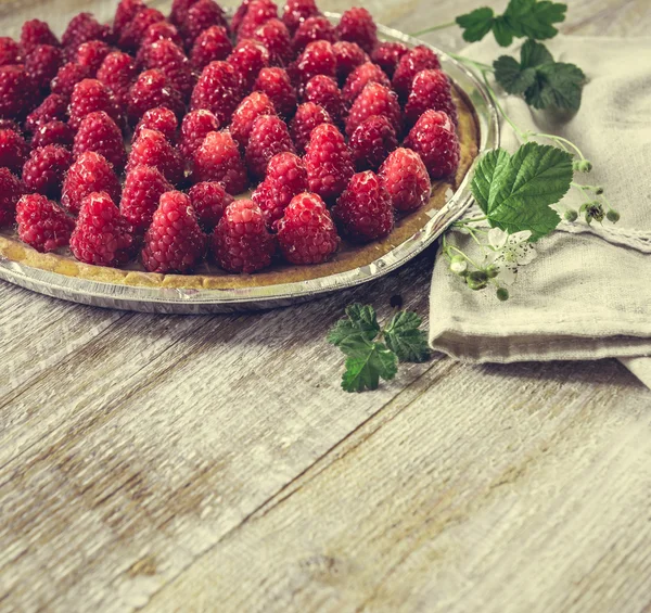 Tarta con frambuesas sobre fondo de madera — Foto de Stock