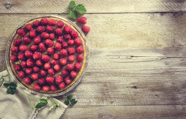 Tarte aux framboises sur fond bois — Photo