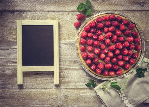 Tart com framboesas com placa de giz — Fotografia de Stock