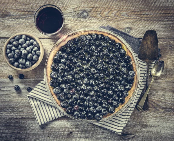 Tart with blueberries and juice — Zdjęcie stockowe