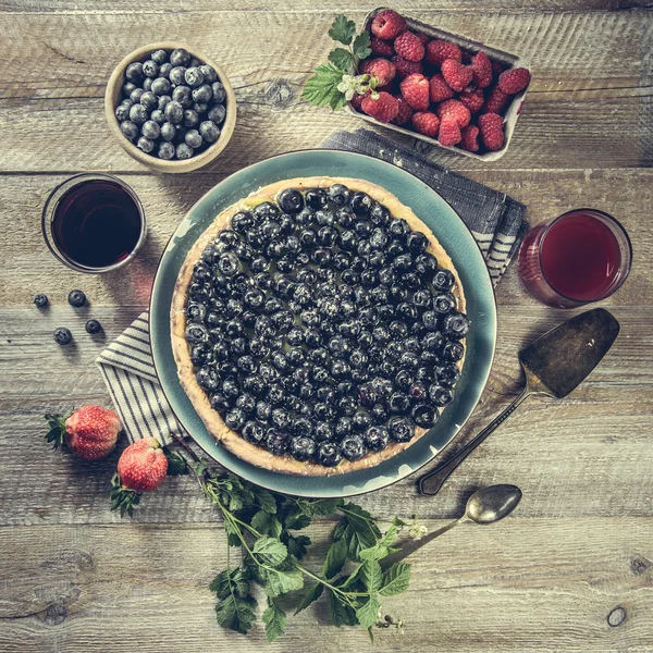 Tarta con arándanos y jugo — Foto de Stock