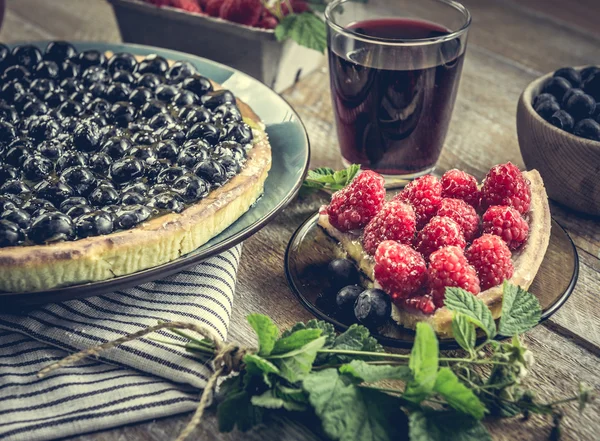 Tart com mirtilos e suco — Fotografia de Stock