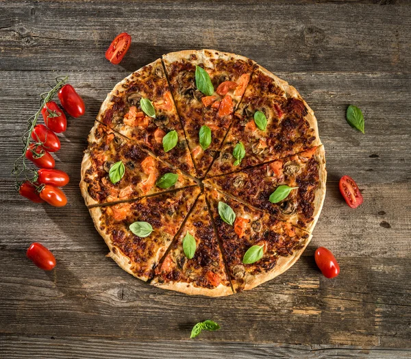 Vegetariánská pizza s houbami — Stock fotografie