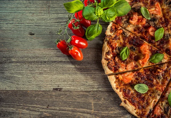 Vegetarisk pizza med svamp — Stockfoto