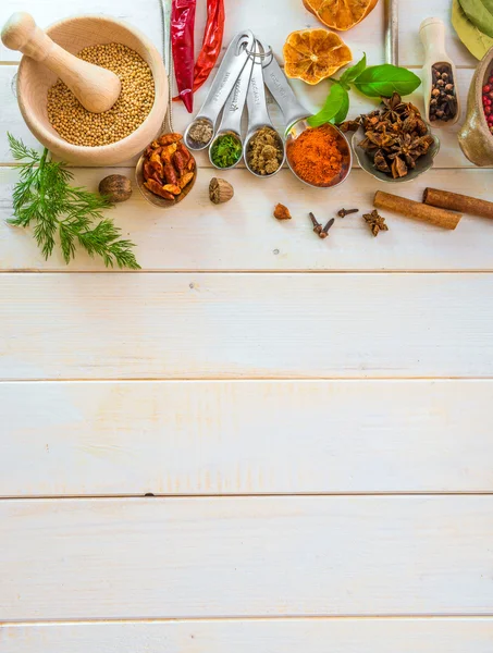 Cucharas con hierbas y especias — Foto de Stock