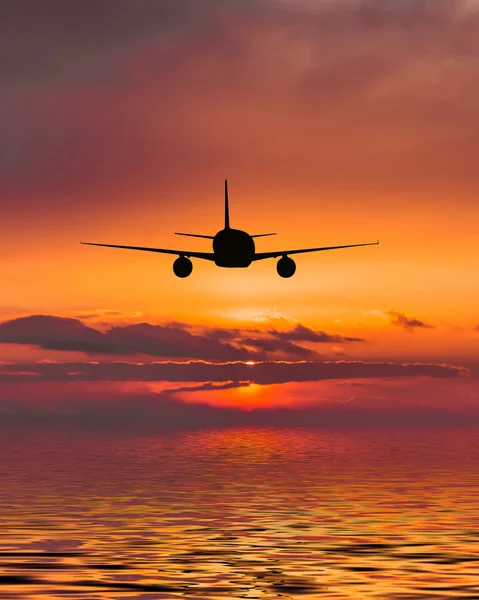 Vliegtuig vliegt over de zee — Stockfoto