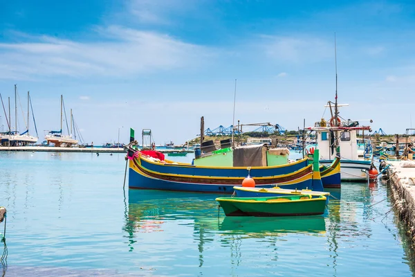 Empilhadeiras em Marsaxlokk harbor, Malta — Fotografia de Stock