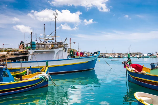 Empilhadeiras em Marsaxlokk harbor, Malta — Fotografia de Stock