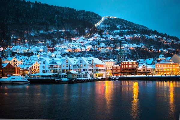 Vista nocturna de Brujas, Noruega — Foto de Stock