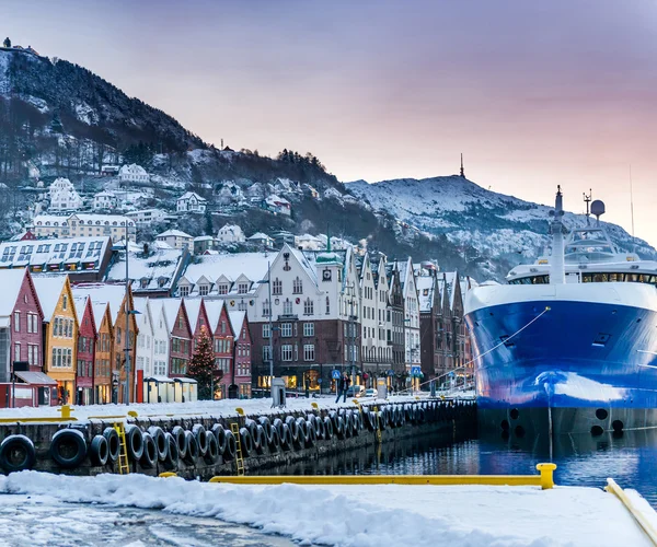 Frente ao mar com navio no inverno Bergen — Fotografia de Stock
