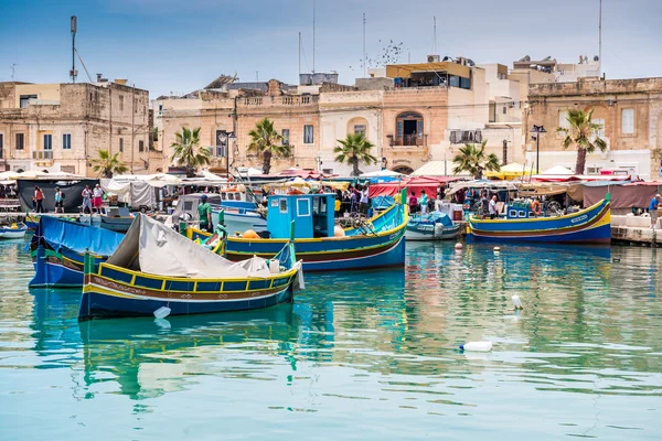 Лодки в гавани Марсашлока, Мальта — стоковое фото