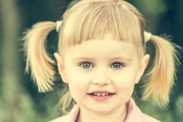 Carino bambina sul prato — Foto Stock