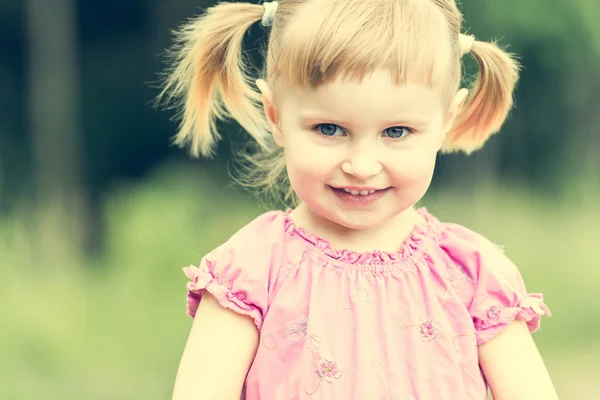 Carino bambina sul prato — Foto Stock