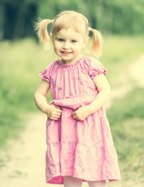 Carino bambina sul prato — Foto Stock