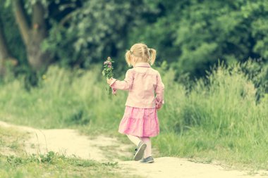 çayır üzerinde sevimli küçük kız