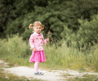 çayır üzerinde sevimli küçük kız