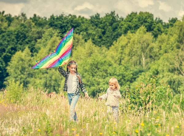 Schattige meisjes flying kite — Stockfoto
