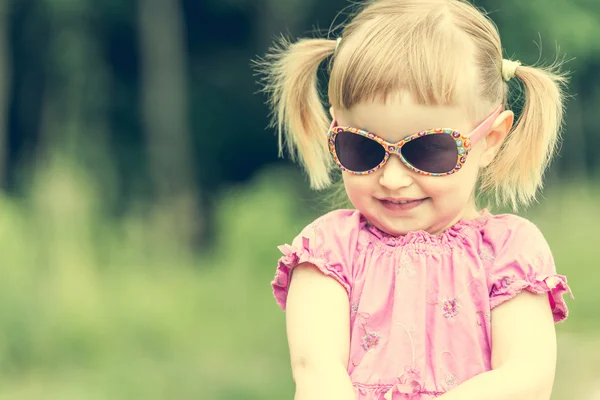 Schattig klein meisje op weide — Stockfoto