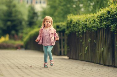 çalışan küçük şirin kız 