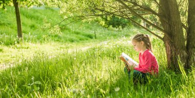 Sevimli küçük kız kitap okumak