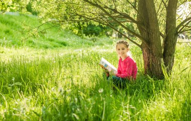 Sevimli küçük kız kitap okumak