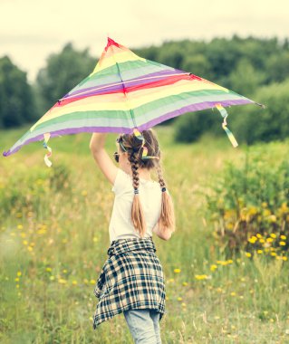 bir uçurtma uçan küçük şirin kız 