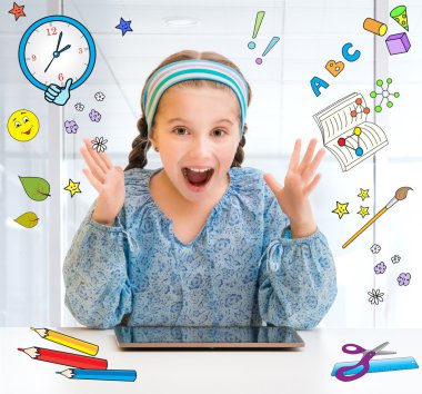 Küçük kız ve onun tablet