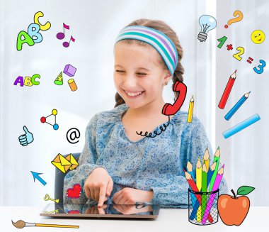 Küçük kız ve onun tablet