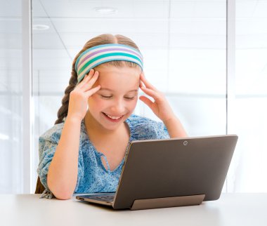 Küçük kız ve onun tablet